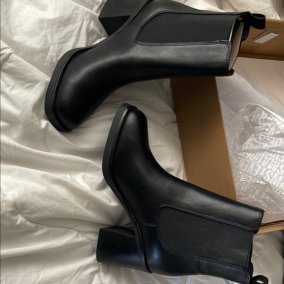 Steve Madden Shoes - Steve Madden Sleek Black Ankle Booties